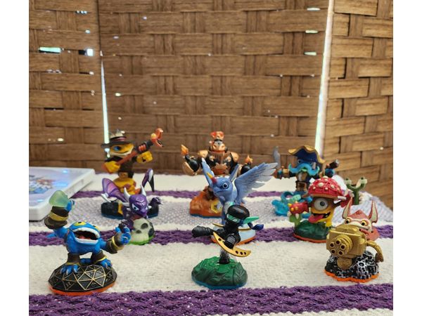 ~/upload/Lots/116232/AdditionalPhotos/uh3ptnseregay/Skylander Package 2_t600x450.jpg